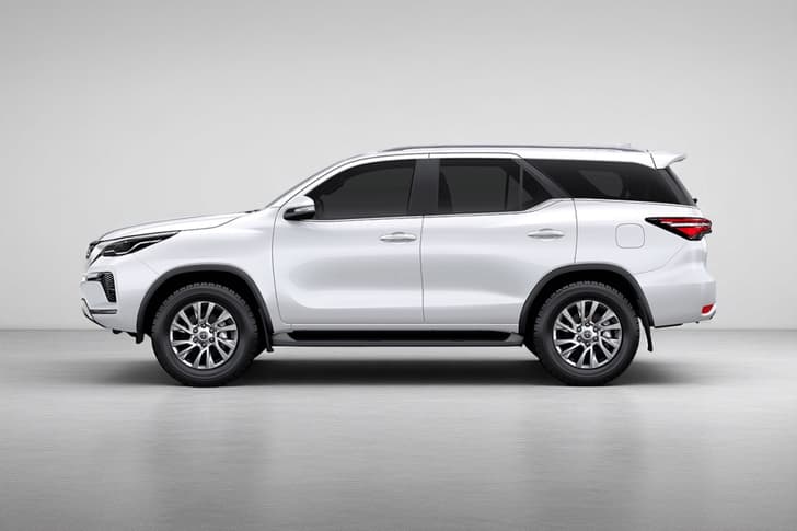 Toyota Fortuner Color Super White Toyota Fortuner Color Super White
